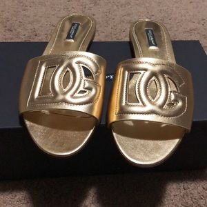 🆕Dolce & Gabbana
Women's Cutout Logo Flat Slide Sandals Sz 39 1/2